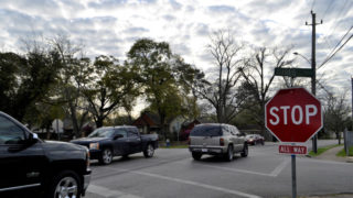 画像：アメリカの車道と標識